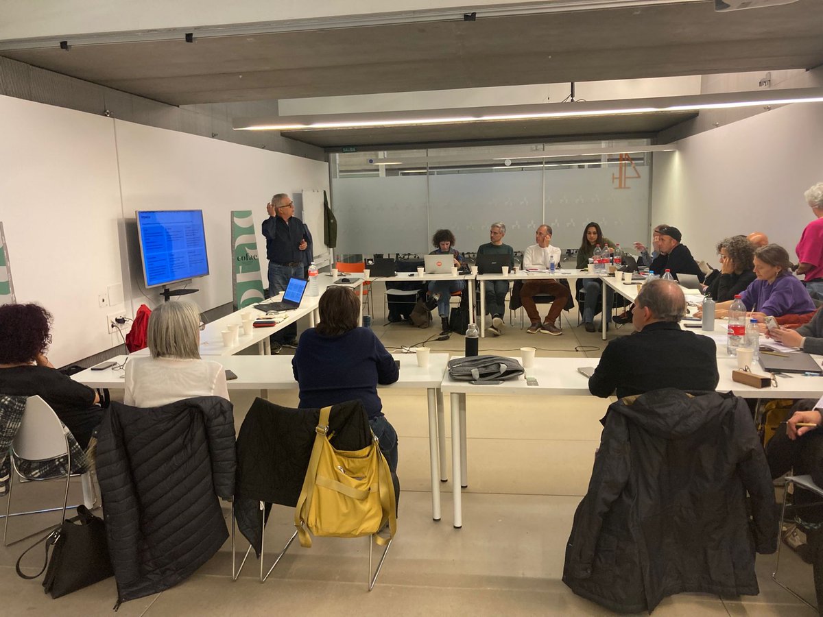 ¡Qué día tan intenso!

Arrancamos en la Casa del Lector para celebrar la asamblea anual de <a href="/COFAENET/">COFAE</a>, analizando el año que ya va a terminar, intercambiando experiencias y compartiendo ideas. Y después, una interesantísima sesión formativa sobre IA y Gestión Cultural 🤯🤩💭