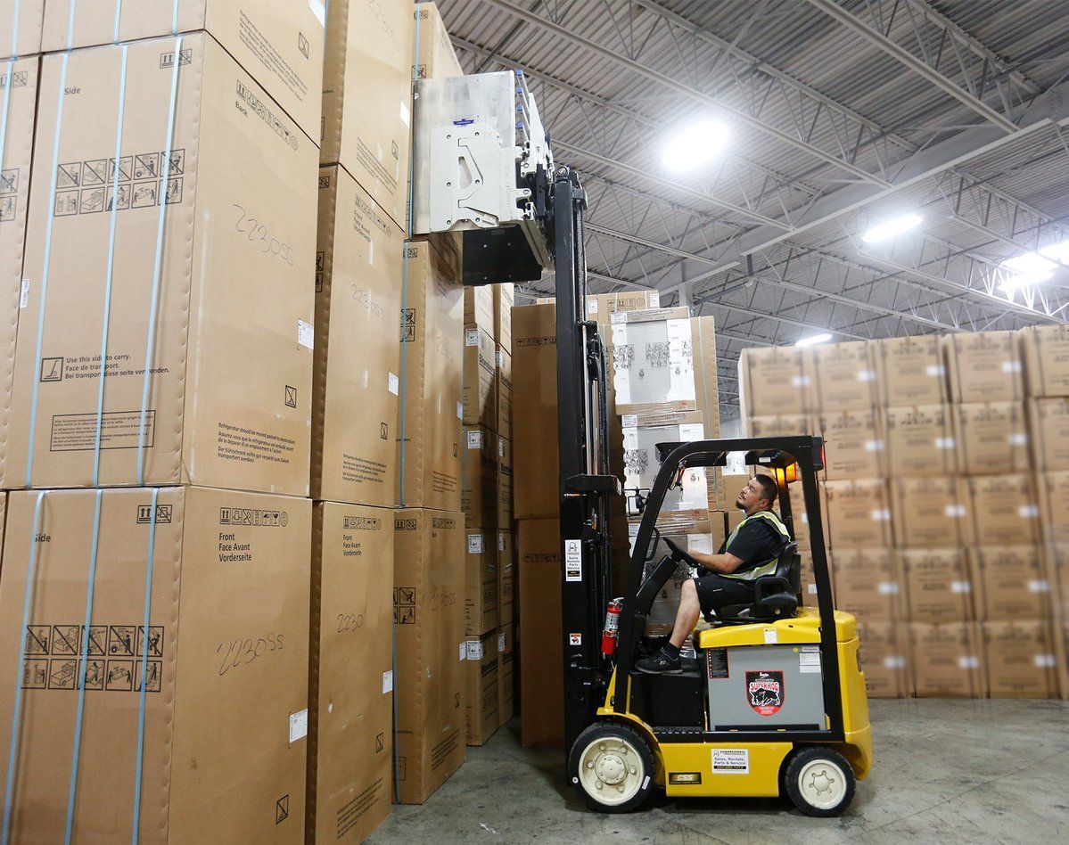 CascadeCorp's tweet image. Count on Cascade Carton Clamps to handle your valuable goods with care! 

You&apos;ll benefit from:
✅ Energy-efficient performance 
✅ Boosted productivity
✅ Advanced options to further help prevent damage (like Hydraulic Force Control)

bit.ly/3ZYIi5i