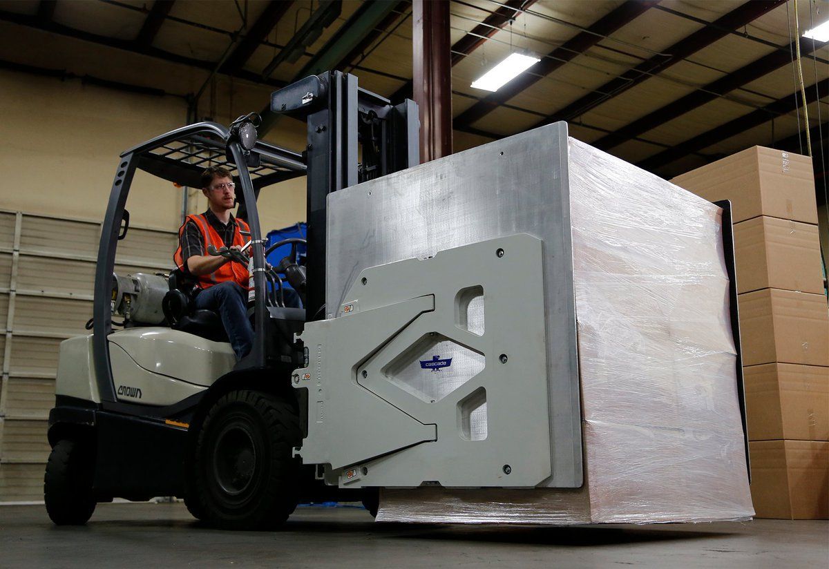 CascadeCorp's tweet image. Count on Cascade Carton Clamps to handle your valuable goods with care! 

You&apos;ll benefit from:
✅ Energy-efficient performance 
✅ Boosted productivity
✅ Advanced options to further help prevent damage (like Hydraulic Force Control)

bit.ly/3ZYIi5i