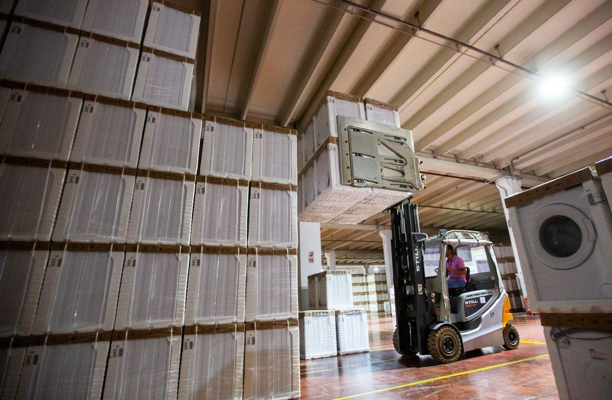 CascadeCorp's tweet image. Count on Cascade Carton Clamps to handle your valuable goods with care! 

You&apos;ll benefit from:
✅ Energy-efficient performance 
✅ Boosted productivity
✅ Advanced options to further help prevent damage (like Hydraulic Force Control)

bit.ly/3ZYIi5i