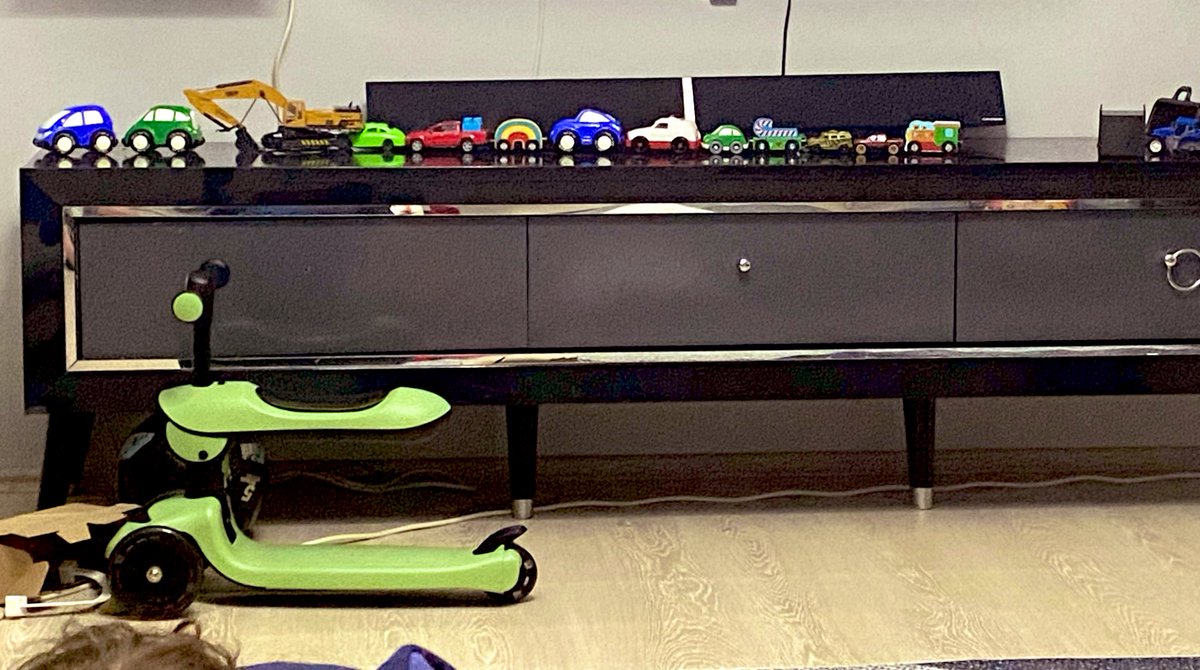 2 yaş sendromu dedikleri bu mu ?
Oğlum 2 buçuk yaşında ve oyuncakları ile oyun oynarken ünitenin üstünü getirdiği hale bakın. Odasından tek tek taşıdı ben de kendisini sessizce izledim, ona izin verdim ve sonuç fotoğrafta..

Ayrıca fotoğrafta oğlumun eseri olan bir ayrıntı gizli