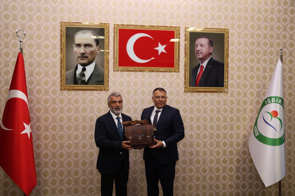 Iğdır Milletvekili Cantürk Alagöz, AK Parti Iğdır İl Başkanı Ali Kemal Ayaz ve beraberindeki heyet ile birlikte Rektörümüz Prof. Dr. Ekrem Gürel’e nezaket ziyaretinde bulundu.

Detaylar için: igdir.edu.tr/blog/haberler-…

<a href="/EkremGurel/">Prof. Dr. Ekrem Gürel</a> <a href="/canturkalagoz/">Cantürk Alagöz</a>
