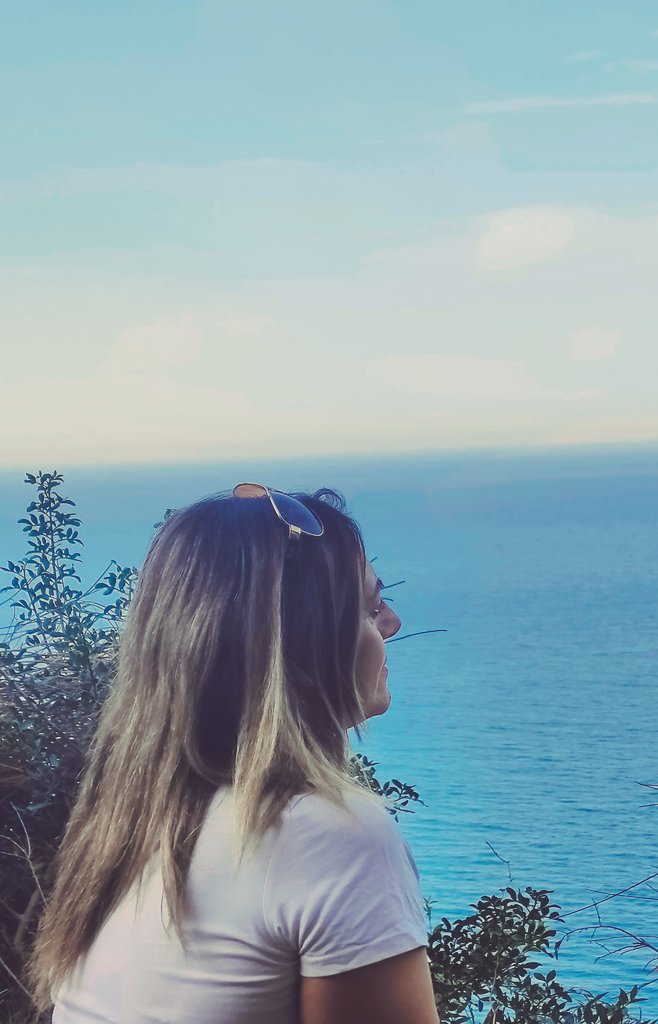 machmicha's tweet photo. نمضي بين الأمل والتأمّل، ونتعلّم أن لكل انتظار موعده. نرفع أبصارنا نحو السماء ثم نعود لداخلنا لنكتشف القوة التي لم تفارقنا. ما ننتظره يكبر بصمت في أعماقنا، وأمل صغير يعيد ترتيب فوضانا، والطمأنينة تطرق بابنا من جديد.
#خاطرة_اليوم https://t.co/hbAj8pHgmJ