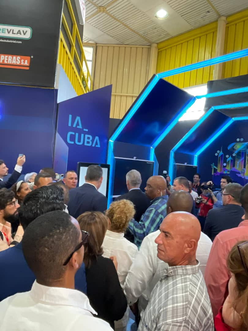 Con la presencia del presidente de Cuba
<a href="/DiazCanelB/">Miguel Díaz-Canel Bermúdez</a> y el vice primer ministro y ministro del
<a href="/MINCEX_CUBA/">MINCEX🇨🇺</a> <a href="/polivaoscar/">Oscar Pérez-Oliva Fraga</a> quedó inaugurado el stand de área temática IA Cuba. #FIHAV2025.