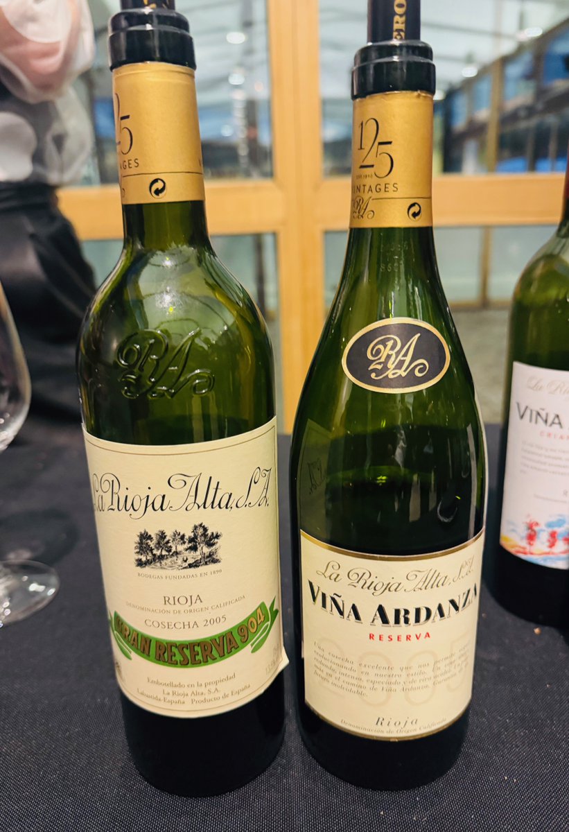 -No os había contado que la semana pasada estuve en uno de mis salones favoritos del año, el de los Vinos del Tiempo. En él se pueden catar cosas muy únicas, como un Marqués de Riscal de 1956, que además pude ver degollar. 

-Pero tampoco hay que irse tan lejos en el tiempo para