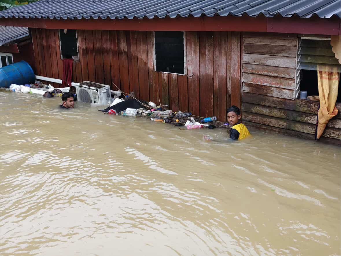 4without123's tweet image. จ.สตูลก็หนักไม่แพ้ที่อื่นเลยค่ะ มี 7 อำเภอท่วมทั้ง 7 อำเภอ ประชาชนช่วยเหลือกันเอง วอนหน่วยงานรัฐเข้าช่วยเหลือทุกคนโดยเร็วด้วยนะคะ ที่ที่ไม่เคยท่วมก็ท่วม ภาคใต้สาหัสมากจริง ๆ ค่ะ
 #น้ำท่วมสตูล #น้ำท่วมหาดใหญ่ #น้ำท่วมภาคใต้