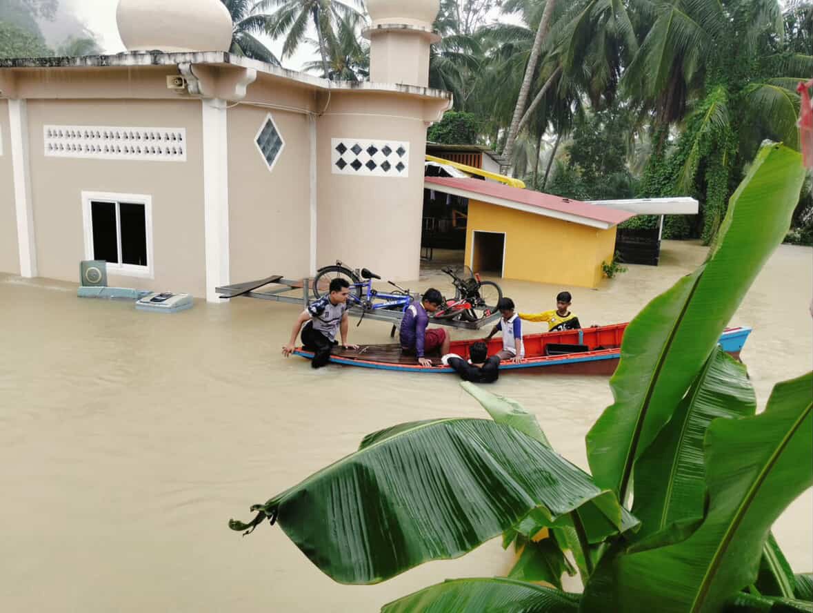 4without123's tweet image. จ.สตูลก็หนักไม่แพ้ที่อื่นเลยค่ะ มี 7 อำเภอท่วมทั้ง 7 อำเภอ ประชาชนช่วยเหลือกันเอง วอนหน่วยงานรัฐเข้าช่วยเหลือทุกคนโดยเร็วด้วยนะคะ ที่ที่ไม่เคยท่วมก็ท่วม ภาคใต้สาหัสมากจริง ๆ ค่ะ
 #น้ำท่วมสตูล #น้ำท่วมหาดใหญ่ #น้ำท่วมภาคใต้