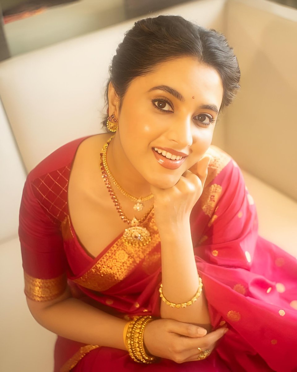 VisualDrops_'s tweet image. Actress Priyanka Mohan latest photoshoot pic 💖 

#VisualDrops #actress #priyankamohan @priyankaamohan #PriyankaArulMohan #photoshoot