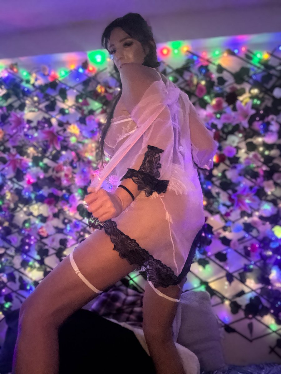 Going live in the shower on <a href="/JoinFambase/">Fambase Lives</a> join my room don’t forget to pin it 

joinfambase.com/invite?c=7RBvJ…