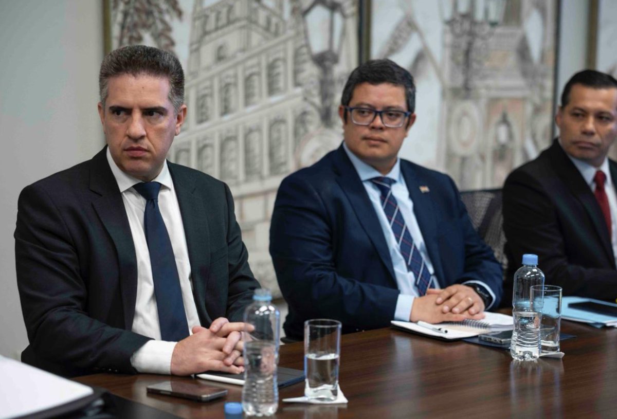 Miticpy's tweet image. El ministro @gvillate acompañó la reunión del Consejo Nacional de Empresas Públicas convocada por el Pdte. @SantiPenap.

El jefe de Estado instó a fortalecer cada empresa, mejorar la eficiencia y trabajar de manera coordinada para ofrecer mejores servicios a todos los paraguayos.