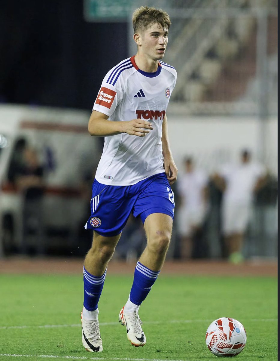 BenBocsak's tweet image. 🇭🇷 Branimir Mlačić is a centre-back I’m keeping a close eye on this season. 

Extremely strong considering he’s only 18-years-old. Very good in the air as well, especially inside the box. 

Wins 77% of his defensive duels and 66% of his 3.44 aerial duels per 90. 

He can play as…