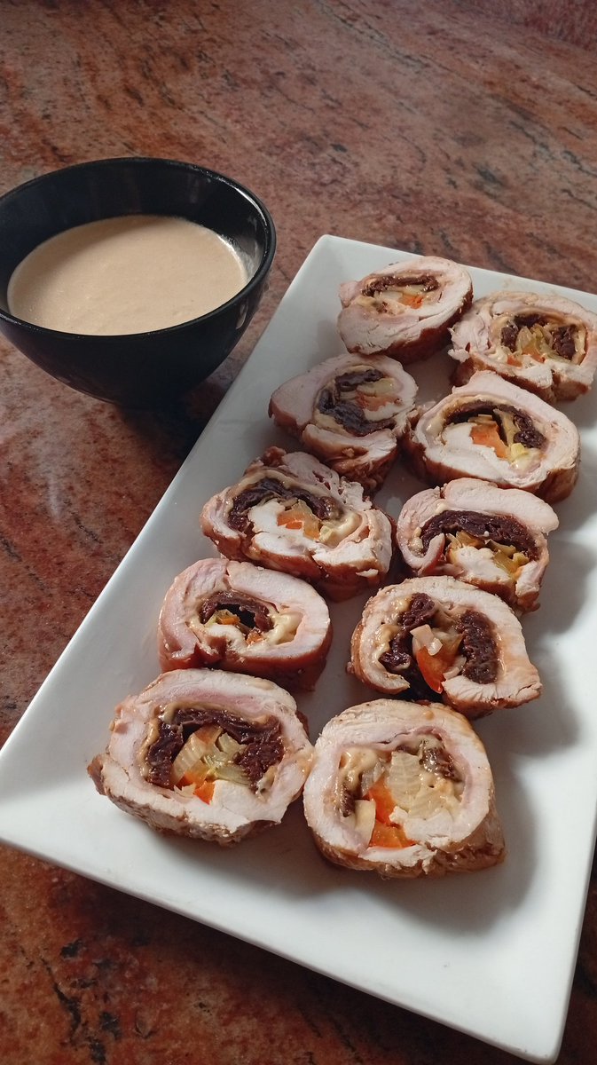 rosydeperez63's tweet image. Mi pechuga de pollo rellena con salsa 
Tenía una pechuga, la lavé y la corté para que quedara plana, la adobé con ajo en polvo, pimienta negra y sazonador.
Le puse encima jamón, queso amarillo, tomates secos (poner ciruelas sin hueso, si no tienes tomates), cebollín y pimentón...