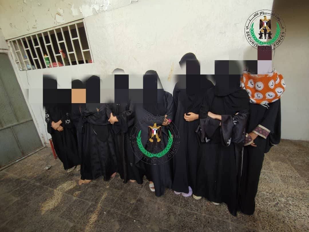 تمكنت قوات الحزام الأمني بمحافظة لحج، من الإطاحة بشبكتين منظمتين تمتهنان أعمالا غير أخلاقية وتعاطي وترويج المواد المخدرة والحشيش، وذلك بعد تحريات دقيقة وجهود متواصلة لوحدة البحث والتحري بالحزام الأمني.

وفي العملية الأولى، داهمت قوة أمنية منزلًا مستأجرًا في منطقة الرباط،