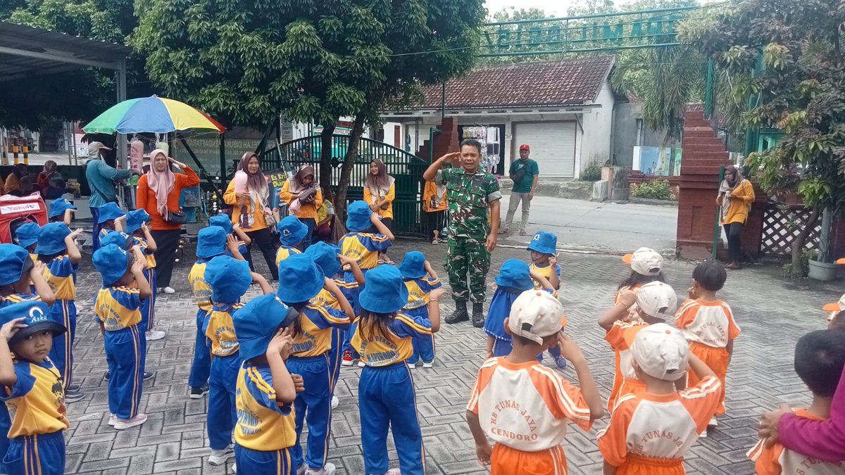 Pendam5's tweet image. Kunjungan edukatif PAUD di Koramil 0815/08 Dawarblandong tanamkan disiplin dan nilai kebangsaan. #TNI #PAUD #Kebangsaan #Disiplin #Mojokerto Simak selengkapnya disini 👇👇👇 kodam5brawijaya.tni-ad.mil.id/kunjungan-eduk…