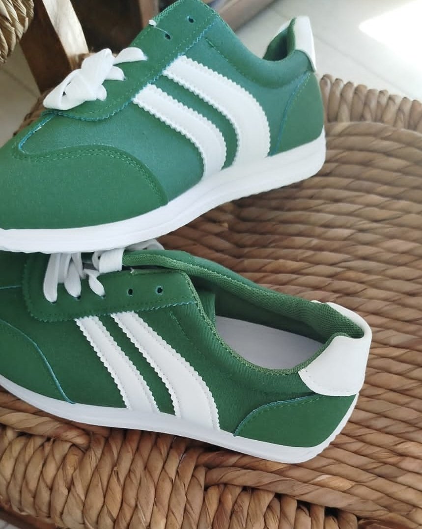 Mi madre es un penal. Quiso hacer una compra de un par de championes en Temu y le mandaron 8. Lo peor, es que no le gustaron. 

Así que, criaturitas, tengo 8 pares de championes número 38 a la venta. $600. 
 
Todos verdes jaja.

Agradezco RT.