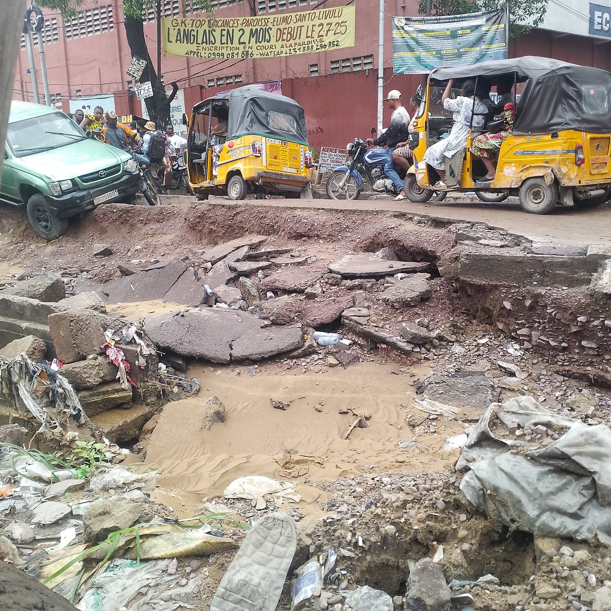 IrAMayambi's tweet photo. Mise en Évidence des Caniveaux Chapitre 3
Ville: TSHINSANSA 
Commune: LEMBA,
Quartier: RIGHINI 
Avenue : NYEMBO, Croisement avec Université.S'il n'y a pas une intervention rapide, l'av. Université sera coupée en 2. L'entreprise qui Bétonne ce tronçon travaille à Pas de caméléon. https://t.co/HL8Kwbs0e3