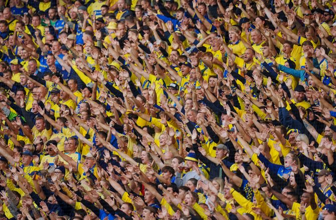 💛💙
Jeg synes, at dommernes kvalitet er lidt svingende.
Jeg synes også, at spillernes kvalitet er lidt svingende.
Og på den måde er fodbold jo en fantastisk spejling af tilværelsen - lidt svingende i kvalitet.
Men hold kæft, hvor jeg altså elsker swingerlivet som fodboldfan❤️