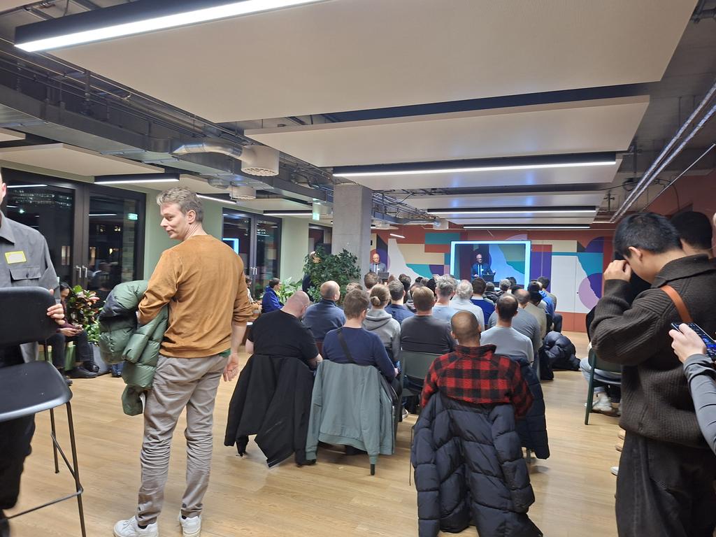 asm0di0's tweet image. Full sold-out on the joint JUG BB &amp;amp; Spring Berlin at the @jetbrains office!
And you can participate too at youtube.com/live/zZAfnZOZw…