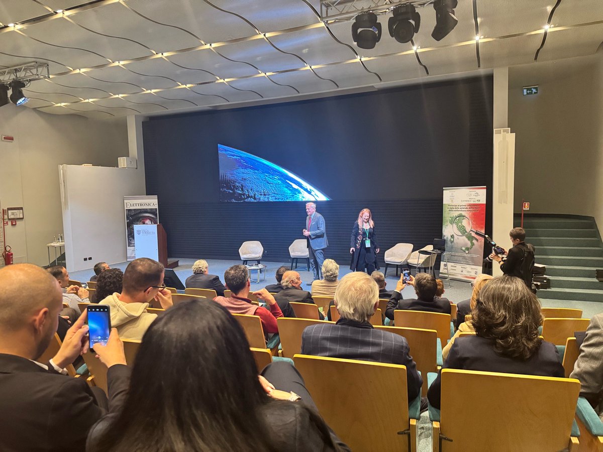 ElettTech's tweet image. Enrico Bertolino chiude con il suo intervento emozionale l’edizione 2025 di #IESSummit