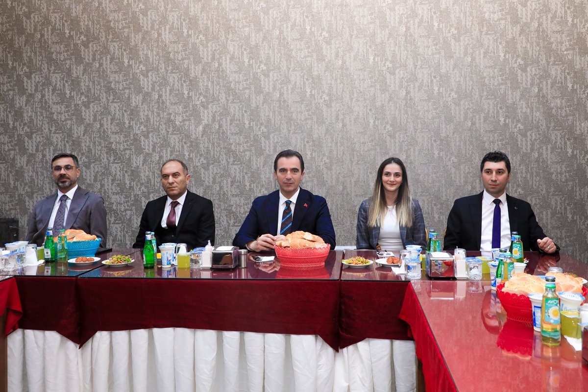 Bitlis_Mem's tweet photo. ♦️Öğretmenlerimizle Öğretmenler Günü Yemeğinde Buluştuk.

Valimiz Sayın Ahmet Karakaya’nın teşrifleriyle, Bitlis Belediye Başkanı Sayın Nesrullah Tanğlay, Cumhuriyet Başsavcısı Sayın Emre Genç, Bitlis Eren Üniversitesi Rektörü Sayın Prof. Dr. Necmettin Elmastaş, İl Milli Eğitim Müdürümüz Sayın Vedat Kaya ve ilimizin protokolü ile birlikte 24 Kasım Öğretmenler Günü onuruna düzenlenen yemek programında öğretmenlerimiz ve aileleriyle bir araya geldik.

🔖Programda Sayın Valimiz ve İl Müdürümüz günün anlam ve önemine ilişkin konuşma yaptılar. 
Müdürümüz konuşmasında, öğretmenlerin toplumdaki rolü ve fedakârlıklarına dikkat çekerek Öğretmenler Günü’nü kutladı.

Eğitim camiamızın tüm kıymetli öğretmenlerinin 24 Kasım Öğretmenler Günü’nü kutluyor; sağlık, mutluluk ve başarılar diliyoruz.💐

 @tcmeb @Yusuf__Tekin @BitlisValiligi @ahmetkarakaya37 @kayavedat7580