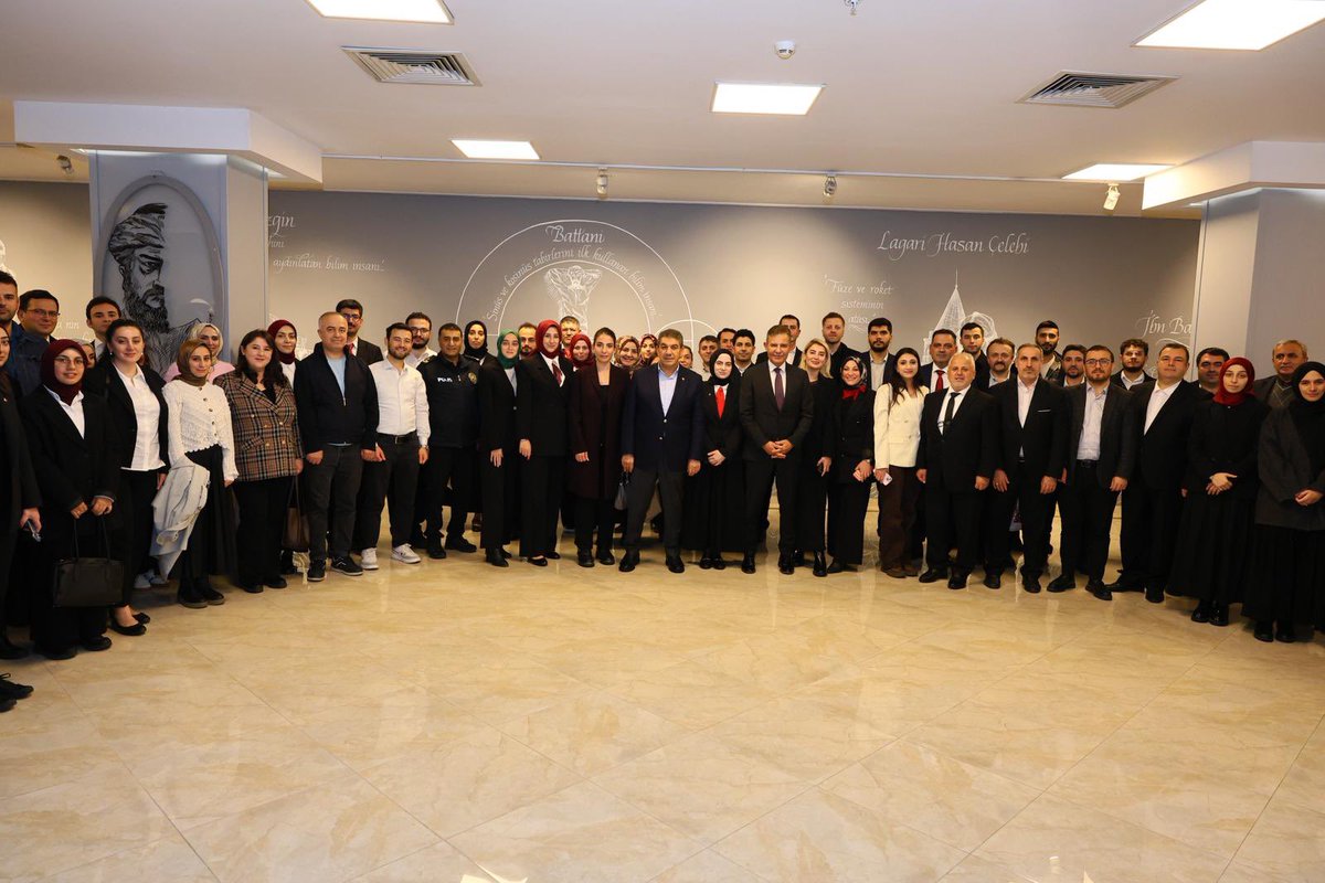 24 Kasım Öğretmenler Günü vesilesiyle, bu akşam Esenler’imizde görev yapan öğretmenlerimizleydik.

Bugün burada yalnızca bir günü değil; bir mesleği, bir adanmışlığı, bir ömrü kutluyoruz. Bugün, geleceği inşa eden ellerle aynı sofrayı paylaşmanın onurunu yaşadık.

Fedakarca