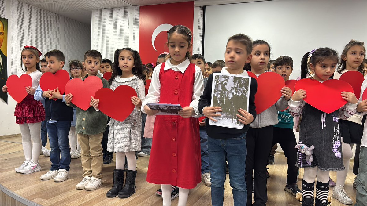 Gelecek nesilleri emekleri, sevgileri ve bilgileriyle şekillendirerek yetiştiren tüm öğretmenlerimizin Öğretmenler Günü kutlu olsun. #ögretmenlergünü