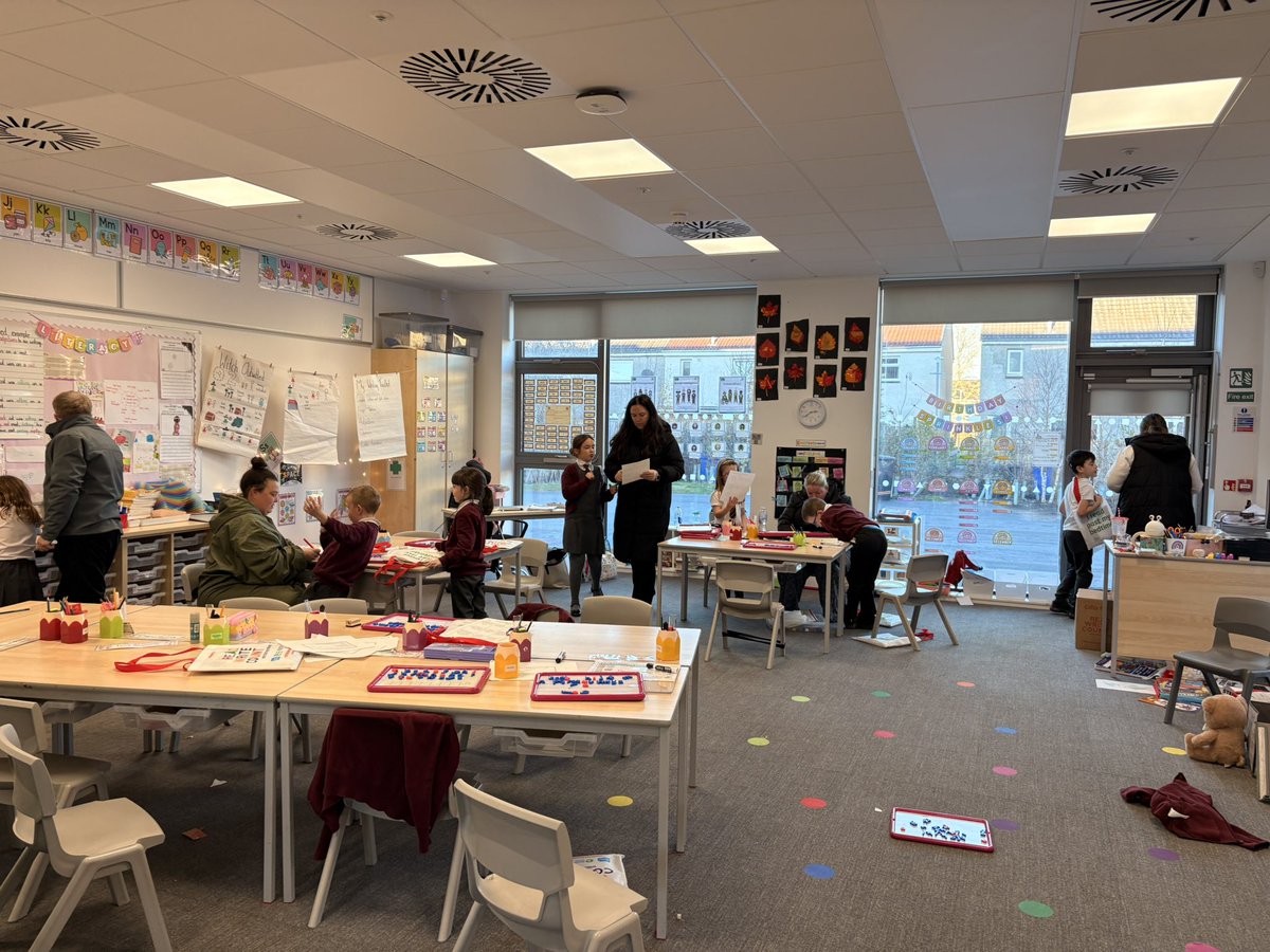 StNinians_PS's tweet image. 📚✨ A wonderful Share the Learning afternoon with Primary 3! Our learners proudly received their Scottish First Minister’s Read, Write, Count bags and enjoyed diving into stories together. A great celebration of reading and imagination! 🧡📖 #ReadWriteCount #P3 #LoveReading