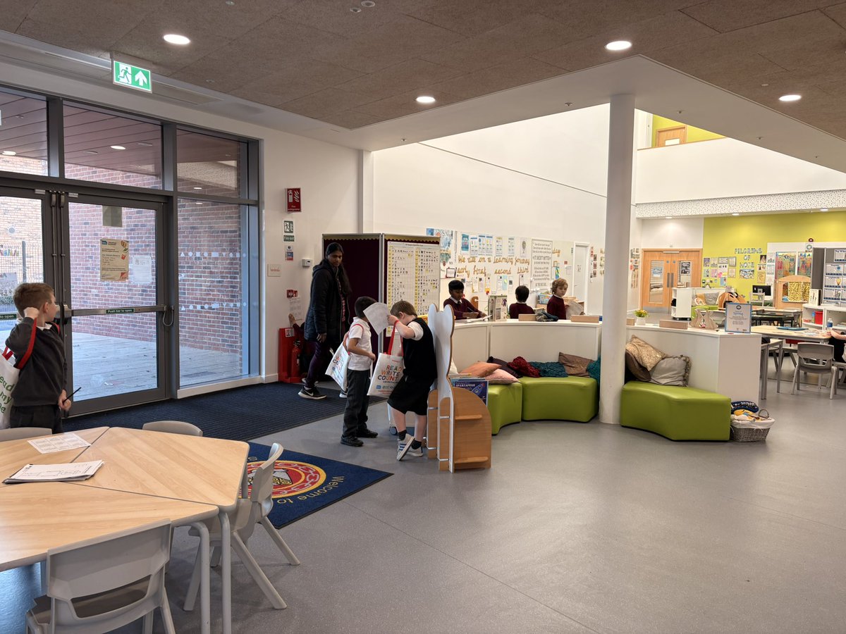 StNinians_PS's tweet image. 📚✨ A wonderful Share the Learning afternoon with Primary 3! Our learners proudly received their Scottish First Minister’s Read, Write, Count bags and enjoyed diving into stories together. A great celebration of reading and imagination! 🧡📖 #ReadWriteCount #P3 #LoveReading