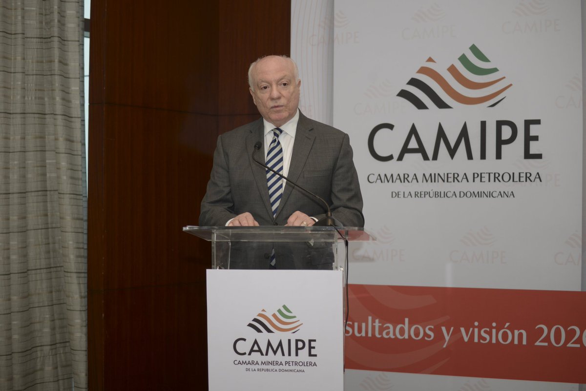 CamipeRD's tweet photo. La minería dominicana avanza con planificación, sostenibilidad y seguridad jurídica. Los planes de cierre, la protección de cuencas y la reinversión social son hoy parte esencial de su visión.

“Los logros no son estadísticas, son rostros”.

 Pedro Esteva, Presidente de #CAMIPE https://t.co/J53q79Rc1F