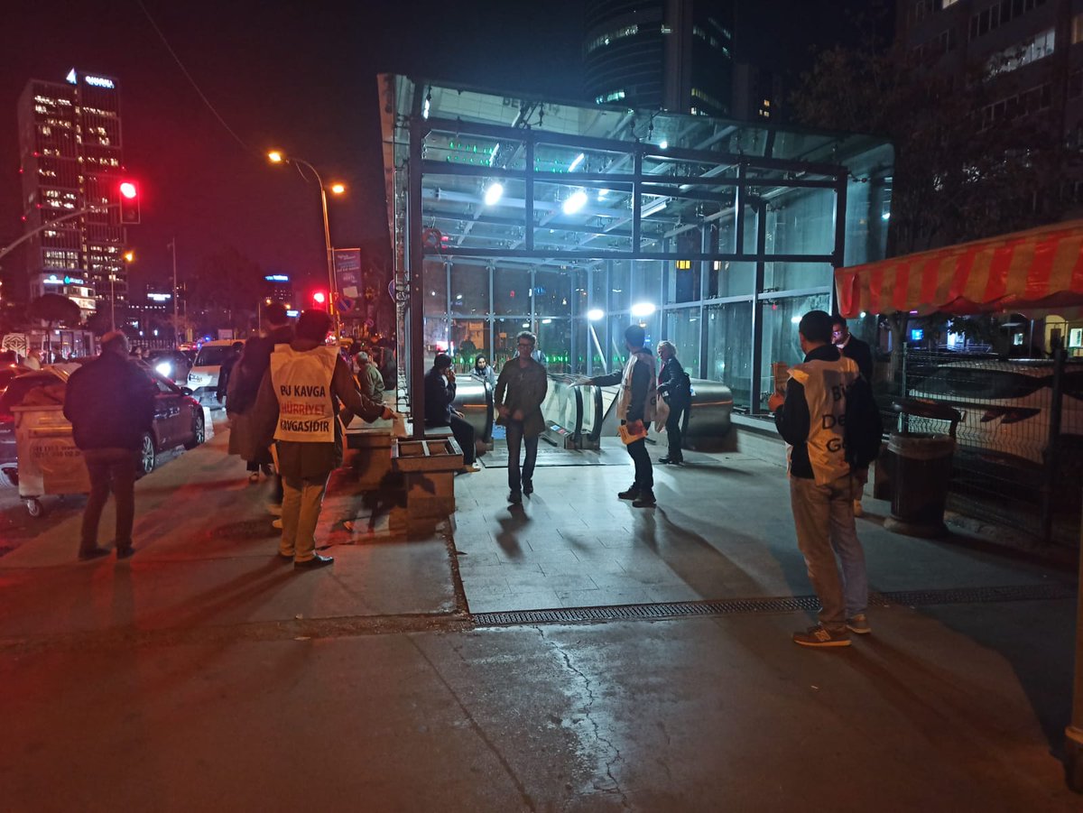 "Umut partide, çözüm devrimde!" manşetiyle çıkan Devrim Gazetesi'nin yeni sayısı ile 6 Aralık'ta gerçekleştireceğimiz Devrim Partisi Kuruluş Etkinliği çağrı bildirilerini Kozyatağı'nda yurttaşlarımızla buluşturduk.