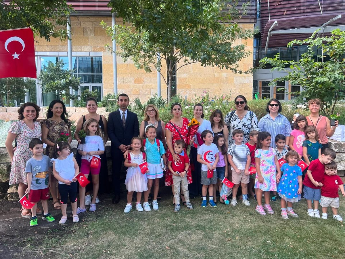 HoustonEgitim's tweet image. Öğretmenler günü vesilesiyle bölgemizdeki derneklerde Türkçe ve Türk Kültürü dersi veren öğretmenlerimiz ve öğrencilerimizle bir araya gelmeye devam ediyoruz.   

Emekleriyle kültürümüzü yaşatan tüm öğretmenlerimize teşekkür ediyoruz.