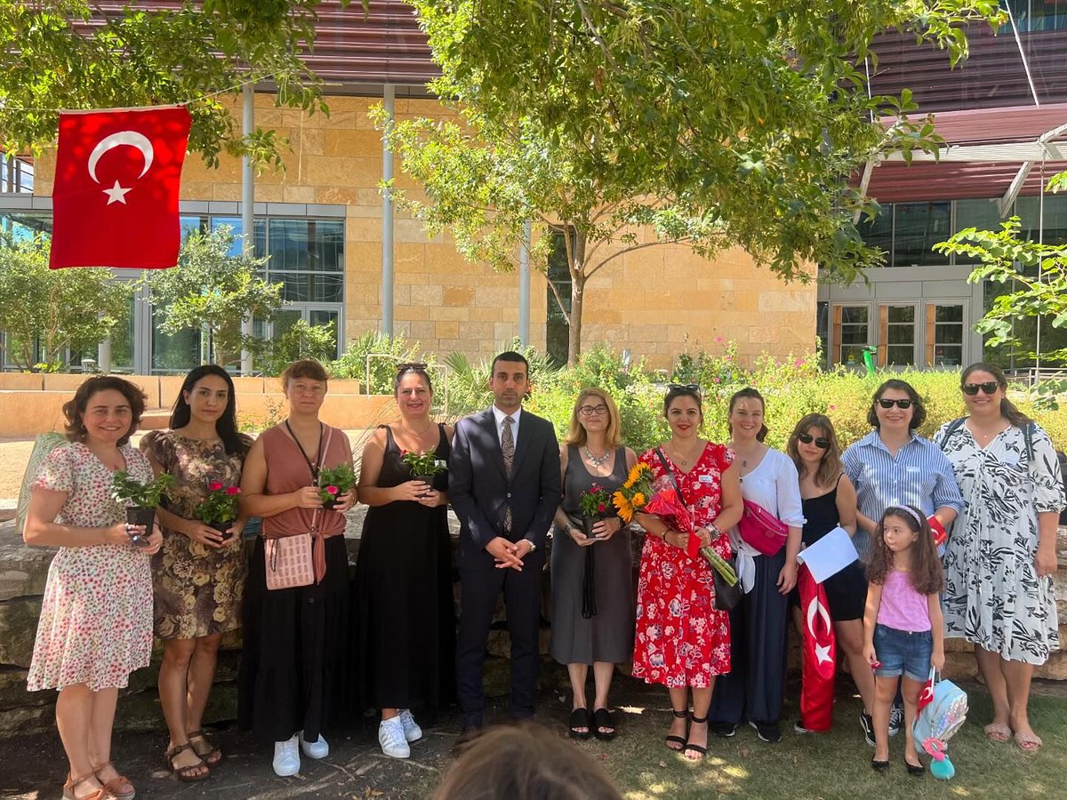 HoustonEgitim's tweet image. Öğretmenler günü vesilesiyle bölgemizdeki derneklerde Türkçe ve Türk Kültürü dersi veren öğretmenlerimiz ve öğrencilerimizle bir araya gelmeye devam ediyoruz.   

Emekleriyle kültürümüzü yaşatan tüm öğretmenlerimize teşekkür ediyoruz.