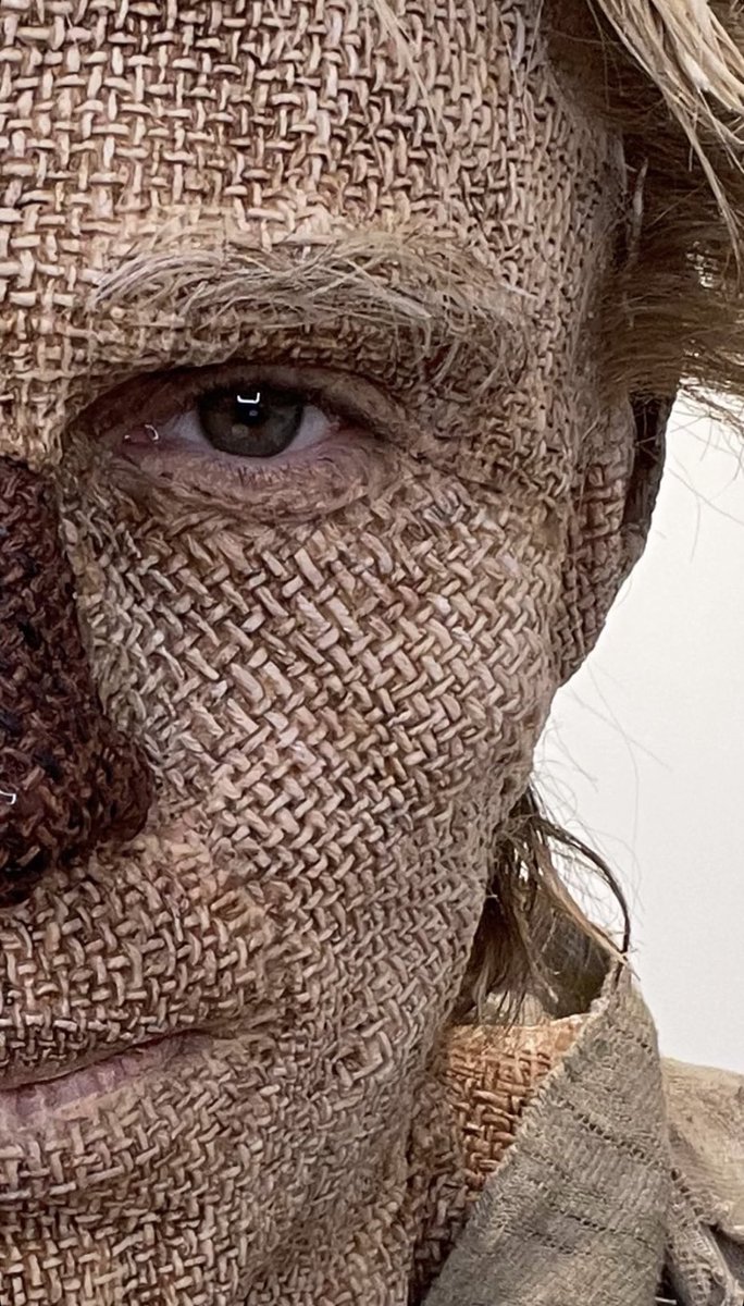 wickedmusicalbr's tweet image. OS DETALHES! Oliver Wheeler, o dublê do Fiyero, compartilhou uma visão aproximada da caracterização do Espantalho em Wicked: Parte II.