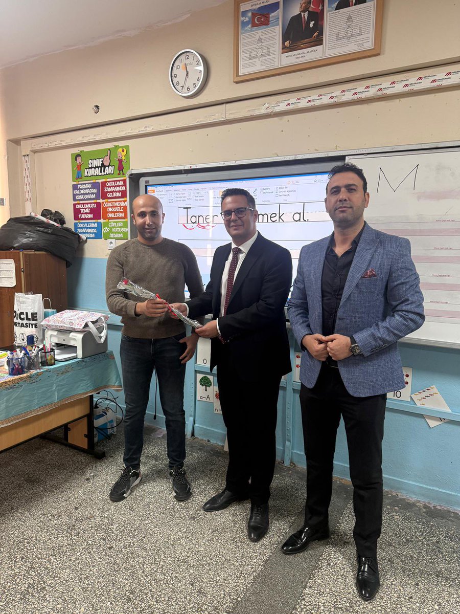 Milli Eğitim Müdürümüz Sayın Yusuf Güzel, Atatürk İlkokulunu ziyaret ederek öğretmenlerimizin, Öğretmenler Günü’nü kutladı. 

<a href="/cinarkaymakamlk/">T.C. Çınar Kaymakamlığı</a> 
<a href="/Z_Erdogan53/">Zikrullah ERDOĞAN</a> 
<a href="/Diyarbakirmem/">Diyarbakır İl Millî Eğitim Müdürlüğü</a> 
<a href="/sadoglu_salih/">Salih Sadoğlu</a> 
<a href="/ysf_gzl_/">YUSUF GÜZEL</a>