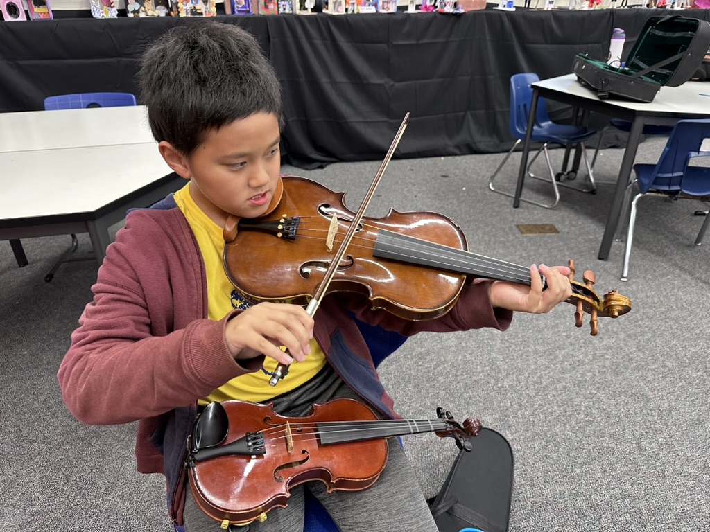 HarmonyProject's tweet image. When your #violinists realizes the viola is essentially the big sibling of the string family! We love watching our students explore new #instruments and discover all the orchestral possibilities.

#Strings #ViolaPlayer #HarmonyProject #MusicEducation #GiveMusicChangeLives