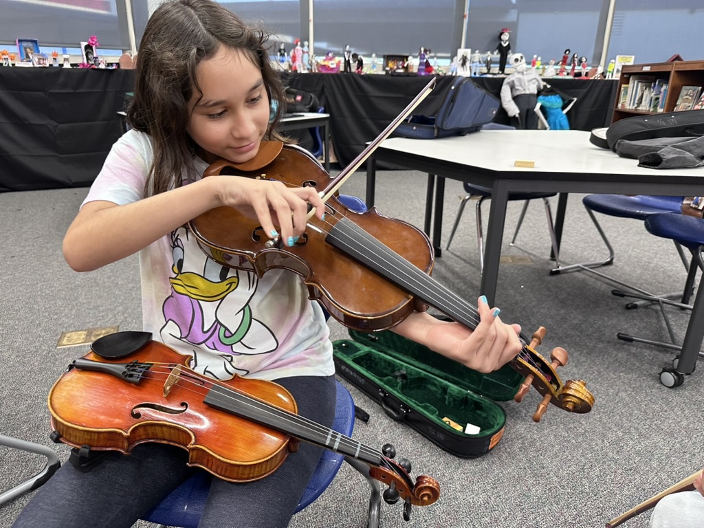 HarmonyProject's tweet image. When your #violinists realizes the viola is essentially the big sibling of the string family! We love watching our students explore new #instruments and discover all the orchestral possibilities.

#Strings #ViolaPlayer #HarmonyProject #MusicEducation #GiveMusicChangeLives