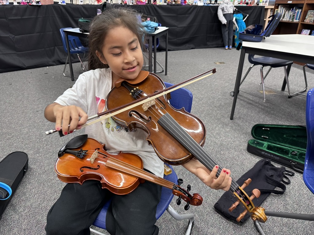 HarmonyProject's tweet image. When your #violinists realizes the viola is essentially the big sibling of the string family! We love watching our students explore new #instruments and discover all the orchestral possibilities.

#Strings #ViolaPlayer #HarmonyProject #MusicEducation #GiveMusicChangeLives