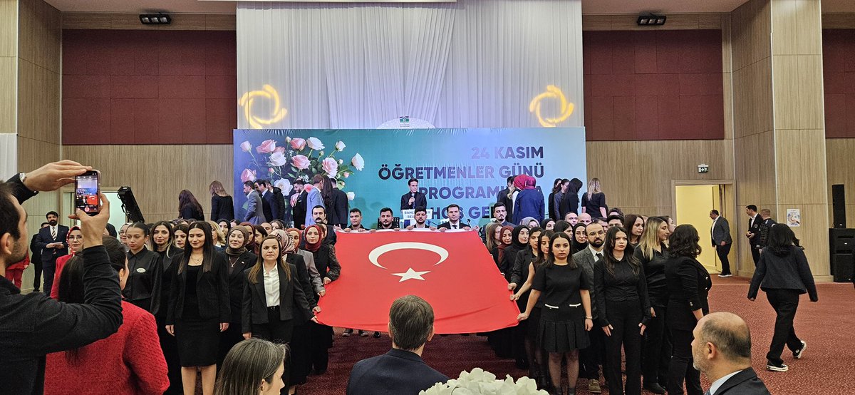 İlçemizde düzenlenen 24 Kasım Öğretmenler Günü Programına katılarak hizmet şeref belgelerini takdim ettiğimiz emekli öğretmenlerimize şükranlarımızı sunarken; yemin töreni ile mesleklerine ilk adımlarını atan öğretmenlerimize başarılar diledik.
