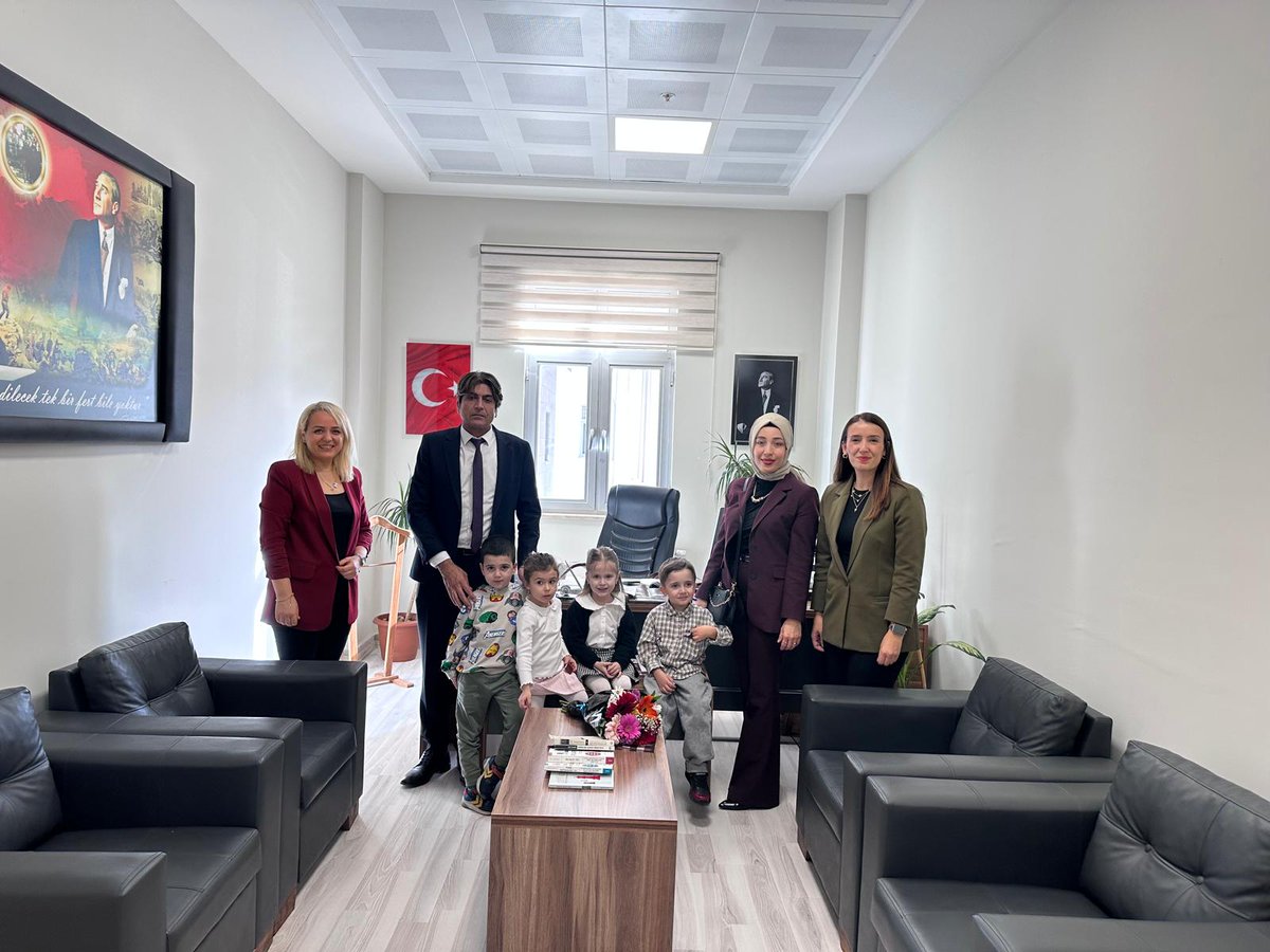 24 Kasım Öğretmenler Günü etkinlikleri kapsamında öğrencilerimiz İlçe Milli Eğitim Müdürümüz Sayın Erhan ATTİLLA, Şube Müdürlerimiz Sayın Sema ÇİFTÇİ, Sayın Mehmet ÖZTAŞ ve Sayın Murat ALİŞ'in öğretmenler gününü kutlayarak günün anısına hediyelerini takdim ettiler 💐