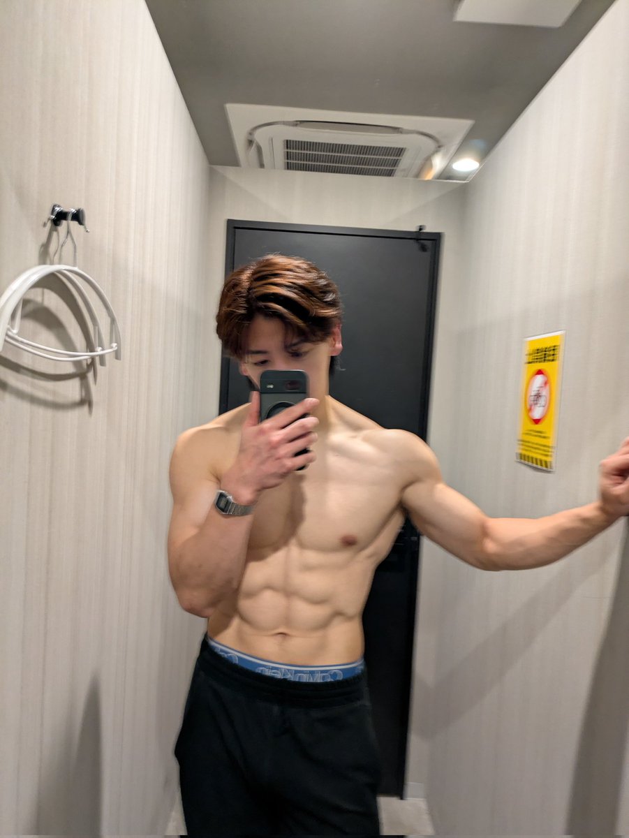 脚トレなのに上半身撮る。

なぜなら、脚トレしてても、まだ劇細だから。スクワット120kgでセット組めたら載せる