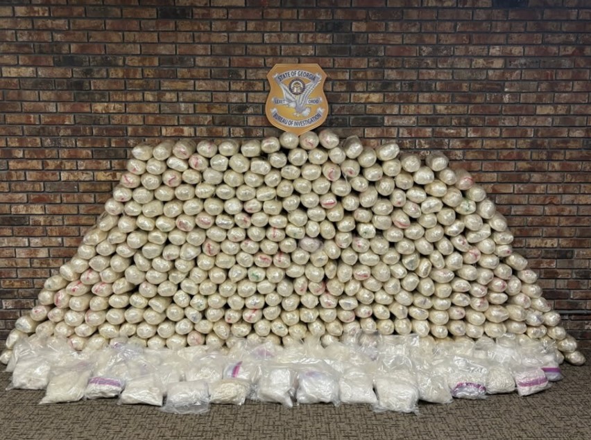 FBIAtlanta's tweet image. 🚨 Massive Meth Seizure in North Georgia 🚨

FBI Atlanta, along with local and state partners, seized 719 Kilos (1585 lbs) of meth hidden in blackberry shipments during search warrants in Atlanta &amp;amp; Hall County on 11/21.

🔹 419 Kilos found in Atlanta. @GBI_GA
🔹 300 Kilos in Hall…