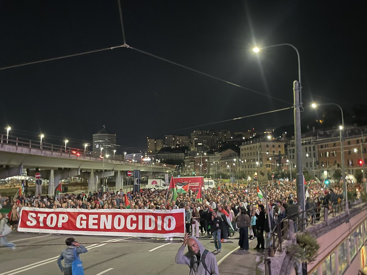petrabernus's tweet image. Il y a un mois j’étais en Italie pour couvrir médiatiquement le mouvement de soutien à la Palestine impulsé par les dockers. Un voyage important au moment où la lutte des classes se réveille là-bas ✊

Pour qu’on puisse multiplier ces initiatives : donnez à la campagne de dons !