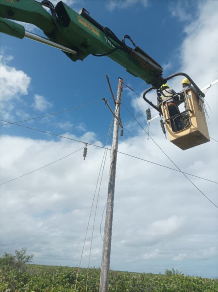 ELECTRICA_HLG's tweet photo. #MemoriasDeLaRecuperación
🧑🔧 La brigada de Adrián Reyes Bolot (#UEBInversiones) rehabilitó el Ramal Gibara–Caletones, vital para la Villa Blanca tras el paso de "Melissa".
💪 ¡Gracias por ser energía que inspira! ⚡
#NosUNECompromiso https://t.co/uh08AMJ8lu