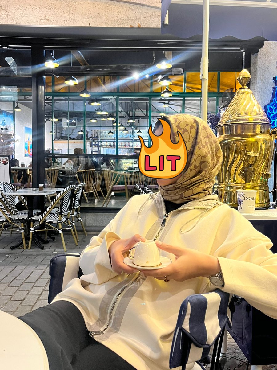 mubyaz's tweet image. 2 saattir elinde tutuyo ne zaman farkedicek bekliyorum