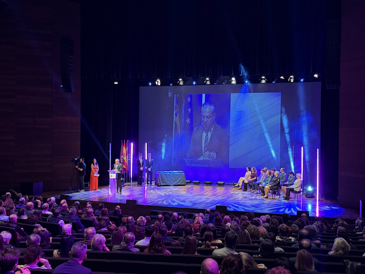 👏 Hoy <a href="/NicanorSen/">Nicanor Sen Vélez</a> ha presidido en León la Gala #Meninas2025, donde reconocemos a quienes sostienen cada día la lucha contra la violencia de género.

💜 Una sociedad libre y segura para todas las mujeres la construimos juntas y juntos.

Hilo con los reconocimientos ⬇️
