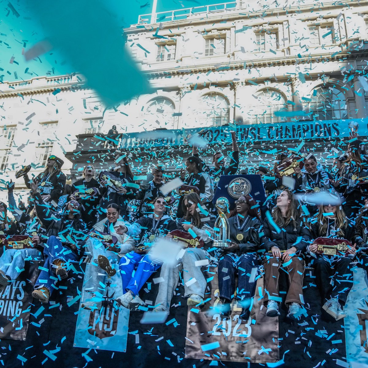 nycgov's tweet image. Clap for the champs! 👏

Today, the @GothamFC family received Keys to the City of New York for their @NWSL championship win over the weekend: nyc.gov/mayors-office/…