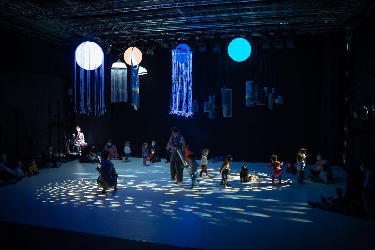 rvproscenium's tweet image. El @BarbicanCentre de Londres ha programat, del 3 al 13 de desembre, l&apos;espectacle per a la primera infància Univers, una meravella de la companyia catalana @engrunateatre. Quina alegria! share.google/tH5D1KtIwCbUdl…