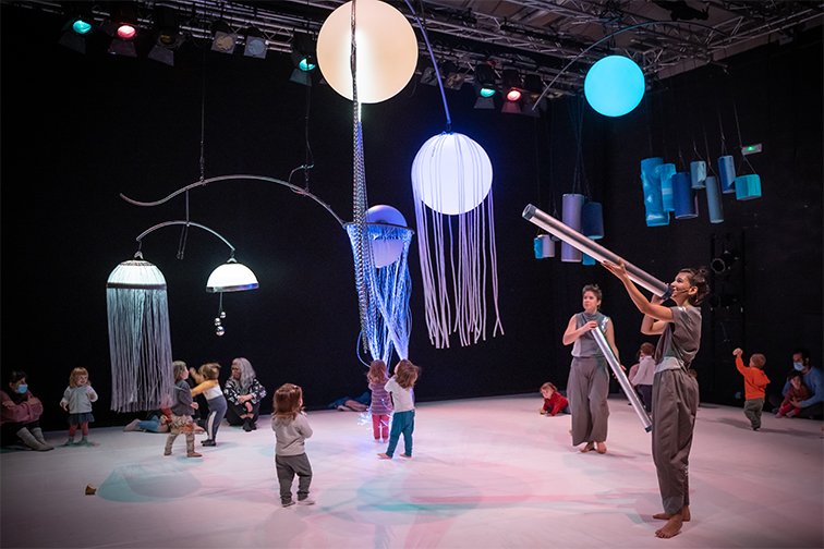 rvproscenium's tweet image. El @BarbicanCentre de Londres ha programat, del 3 al 13 de desembre, l&apos;espectacle per a la primera infància Univers, una meravella de la companyia catalana @engrunateatre. Quina alegria! share.google/tH5D1KtIwCbUdl…