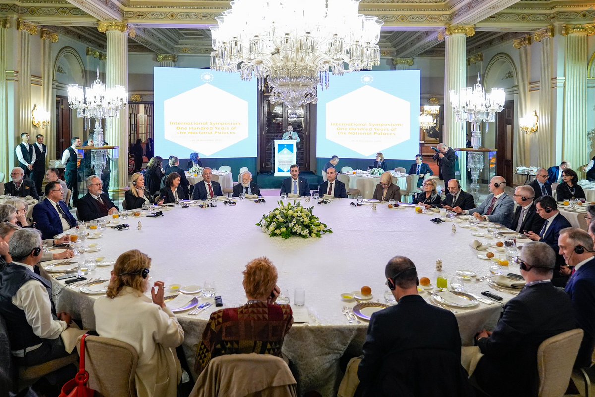 Dolmabahçe Sarayı’nda düzenlenen “Millî Sarayların Yüzyılı Sempozyumu” kapanış programında, dünyanın farklı ülkelerinden gelen değerli katılımcılarla bir araya geldik.

Osmanlı’dan Cumhuriyet’e uzanan büyük mirasımızı taşıyan saray, köşk ve kasırlar; yalnızca tarihimizin