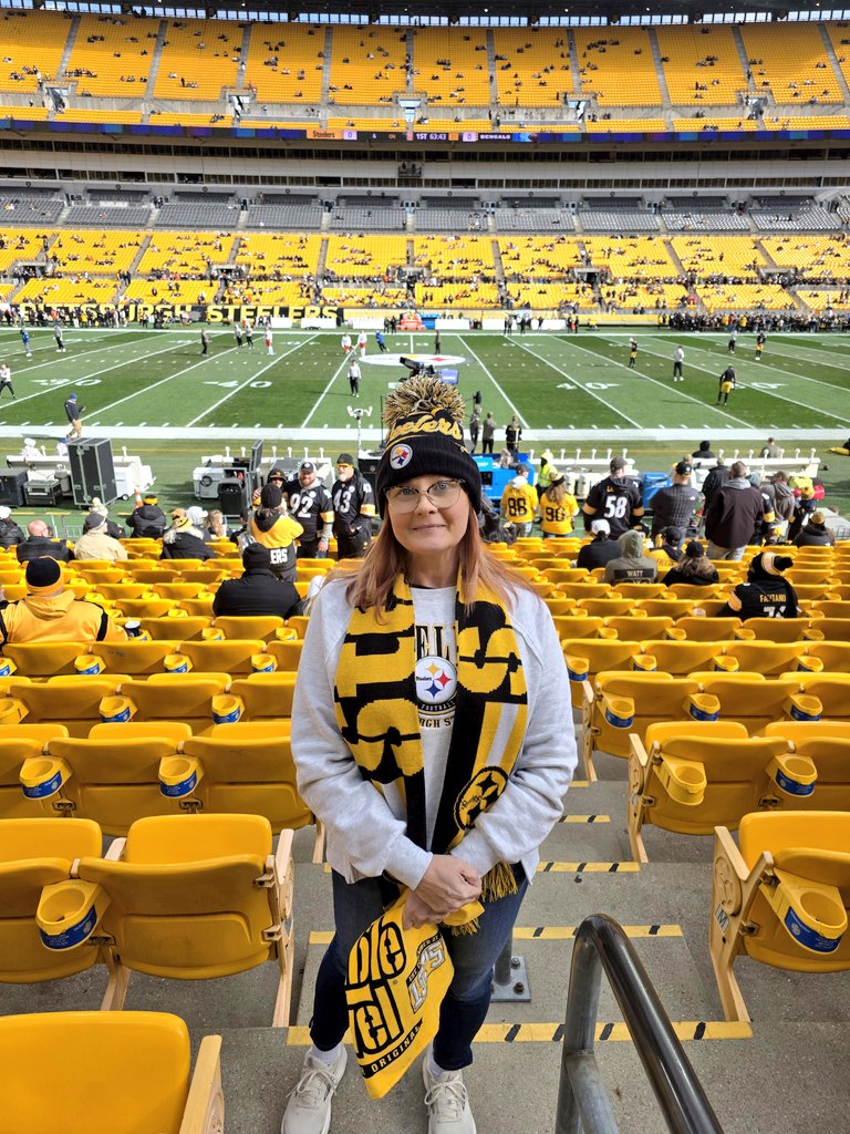 angiebabin's tweet image. First NFL game. Had the best time! #Steelers